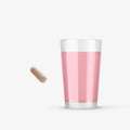 Glas mit rotem Wasser, daneben eine Kapsel Lipomin Day von NutraLinea
