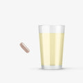 Glas mit Wasser daneben eine Tablette Lipomin nIght von NutraLinea