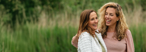 Zwei Frauen lachen sich offen und herzlich an – das Gesicht von NutraLinea: persönlich, vertrauensvoll und immer für dich da